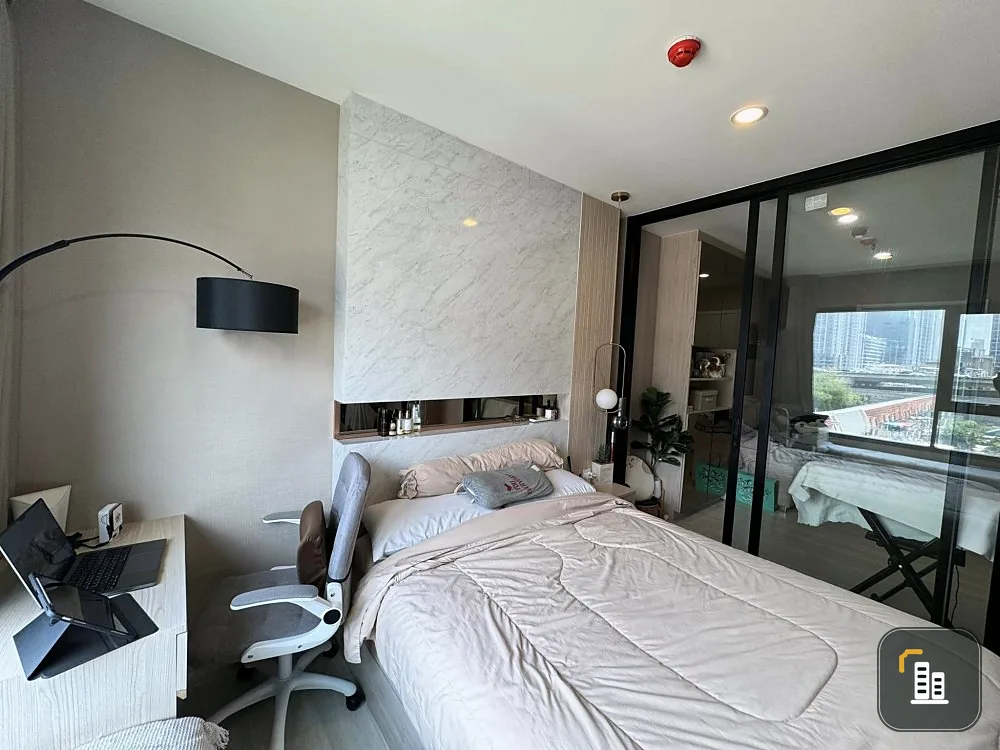 Condo for sale, fully built-in, cheap price, Life Asoke project 1 bed plus 35 sq m. Hurry and reserve it.