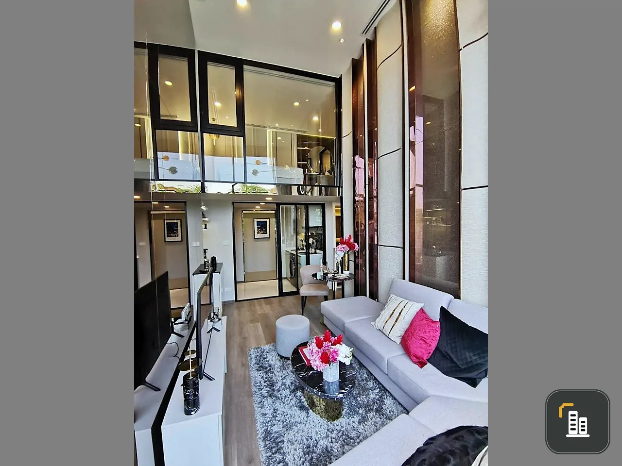 Selling down payment SOHO BANGKOK RATCHADA, DUPLEX room, room view, no buildings blocking it. High ceilings, open and comfortable for the eyes. If int