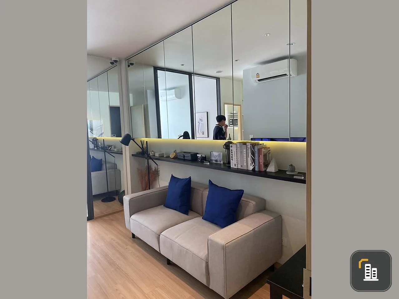 Selling down payment Skyrise Avenue Sukhumvit 64, 20th floor, separated room. Travel is extremely convenient. Don't miss it.