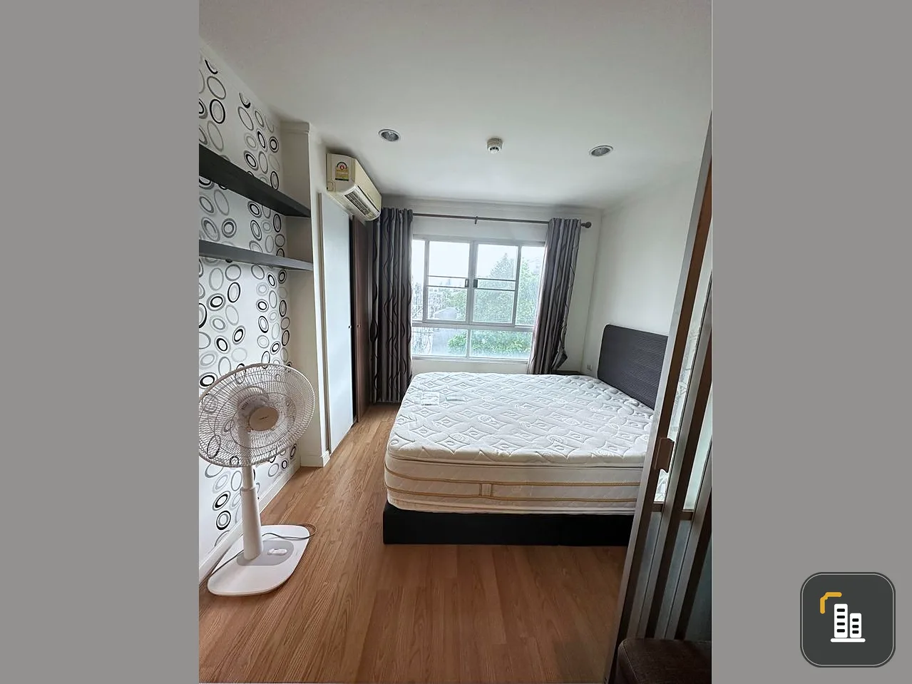 For sale: Condo Lumpini Ville Phatthanakan-New Phetchaburi Road. The room has good wallpaper. Good price. Hurry and reserve.