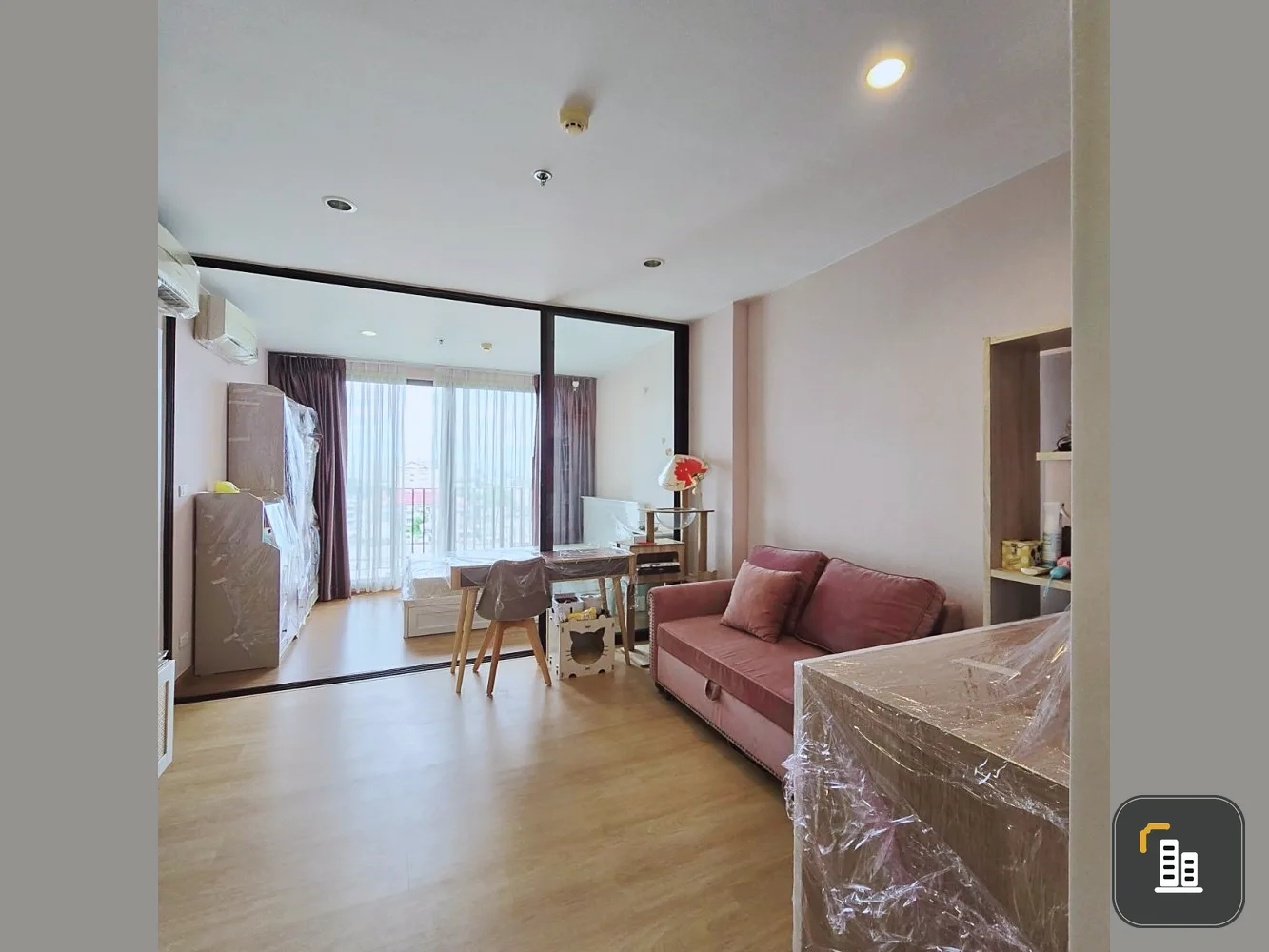For sale or rent THE TREE INTERCHANGE, 9th floor, clear view, comfortable for the eyes, comes with a thick, comfortable sofa, don't miss it.