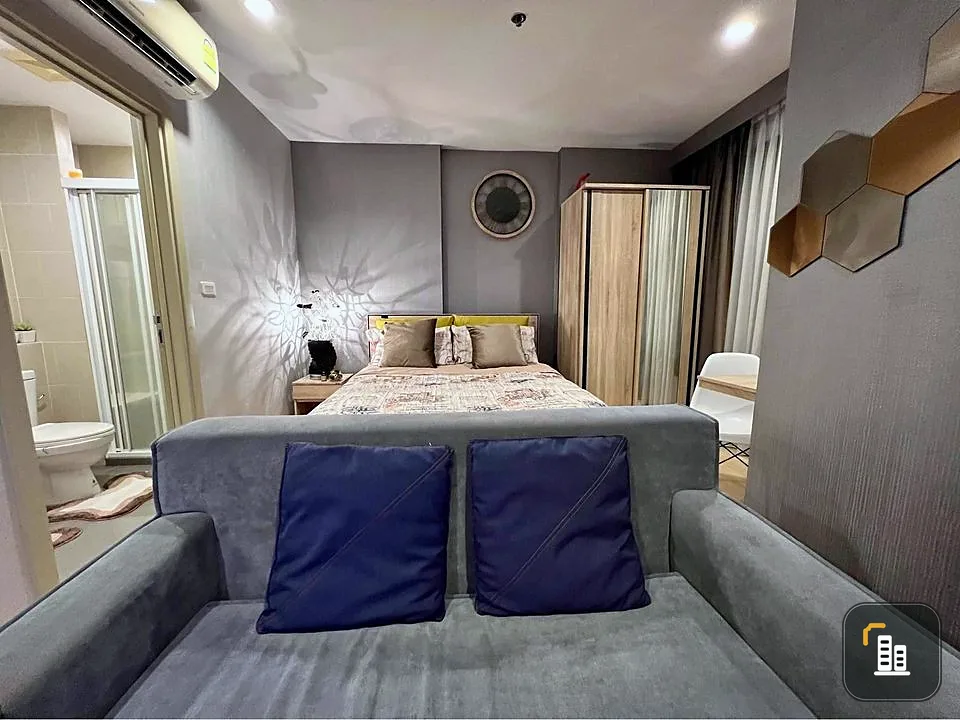 For sale: The Base Rama 9–Ramkhamhaeng, 35th floor, no blocking buildings, well decorated room. Modern style, don't miss it.