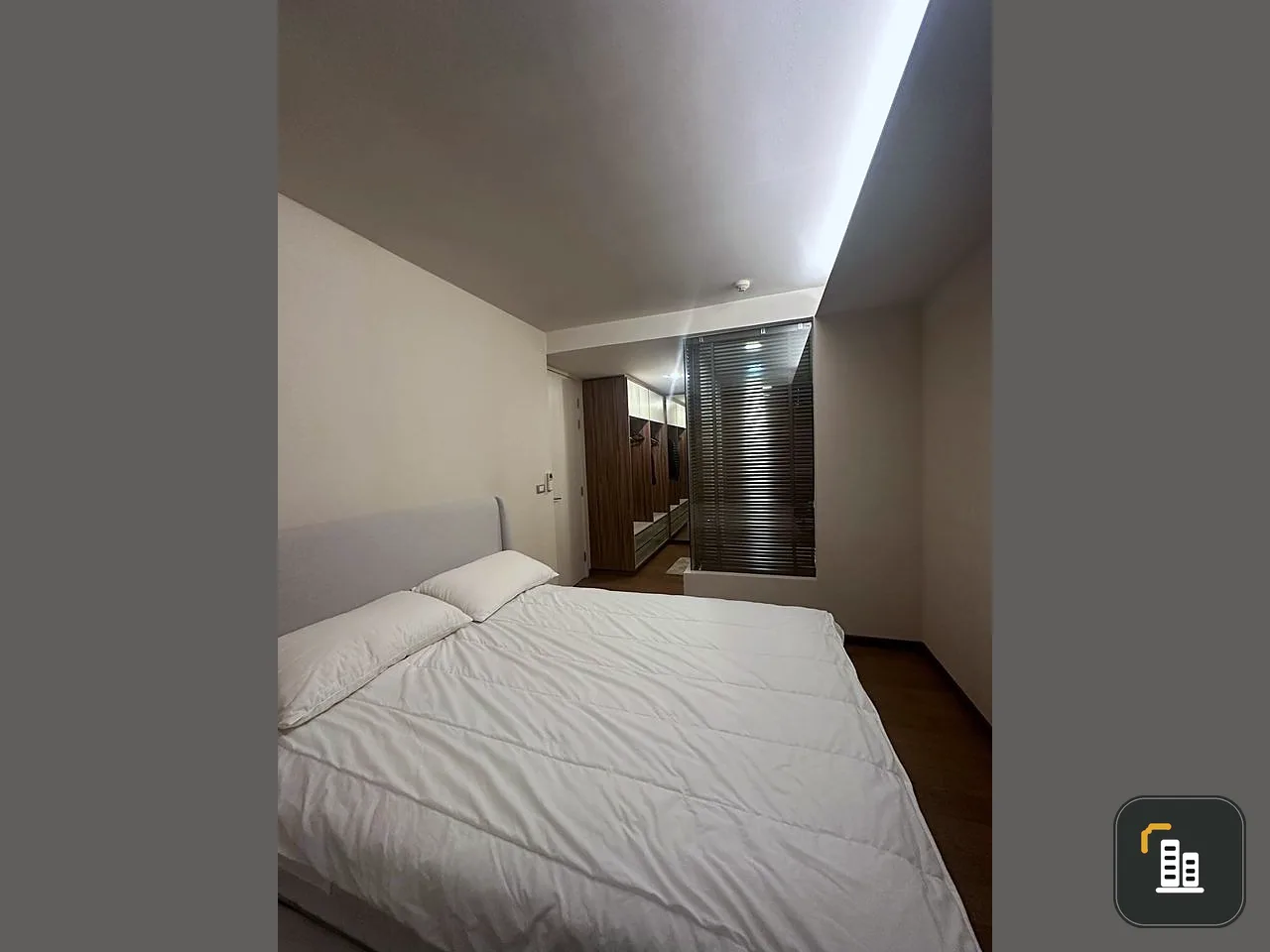 For rent, Via 31, a room decorated in a simple, elegant way, a Buit-In kitchen set, very beautiful, a clean room, comfortable to the eye. If intereste