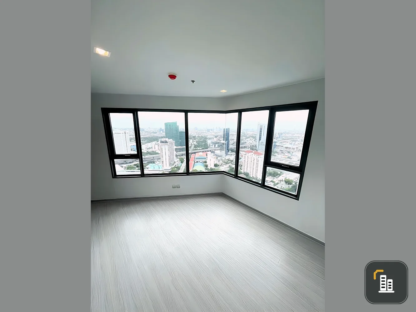 Life Ladprao for sale, bedroom has a wide view, beautiful view, open, private, next to other rooms only on one side. Book now.