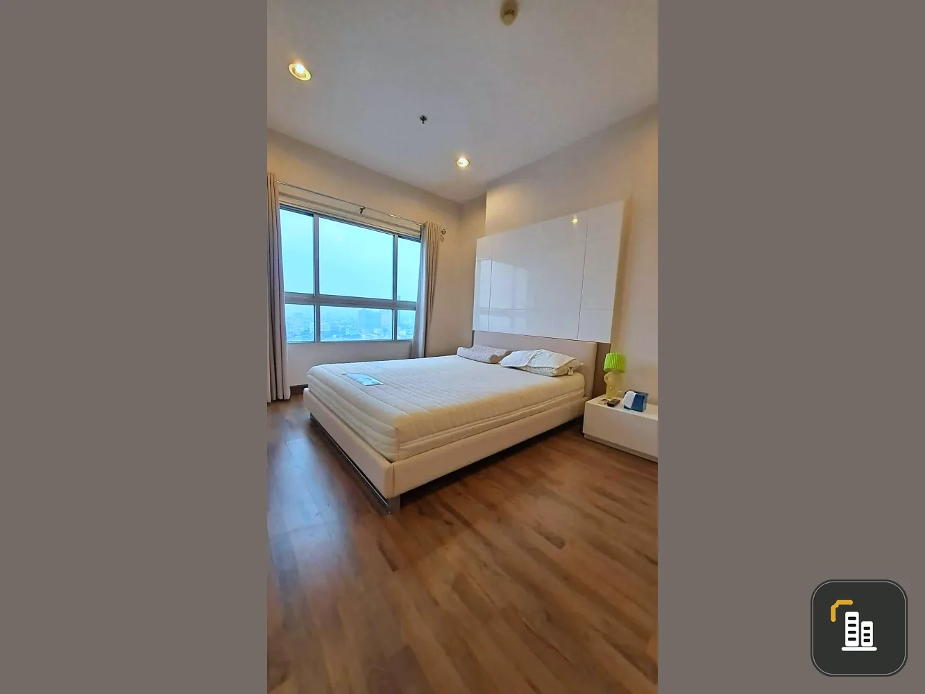 For sale Q house condo sathorn, room ready to move in, has walk-in closet inside, good, complete here. Let me tell you, don't miss it.