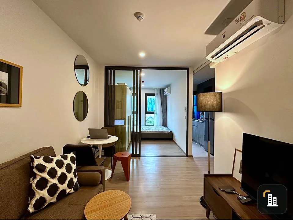 For rent, Aspire Ratchayothin, open view, comfortable for the eyes. The room is beautifully decorated in a contemporary style. Book now.