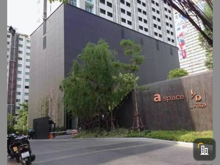 The front building next to the swimming pool The ground floor has seven. Empty room, no furniture, condo for sale A Space ID Asoke-Ratchada.