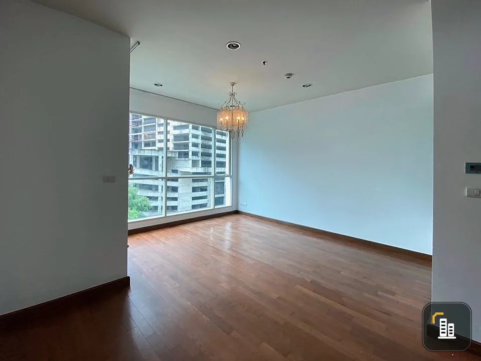 For sale: The Address Chidlom, very spacious room. You won't feel uncomfortable in an empty room. People who like to decorate rooms shouldn't miss this