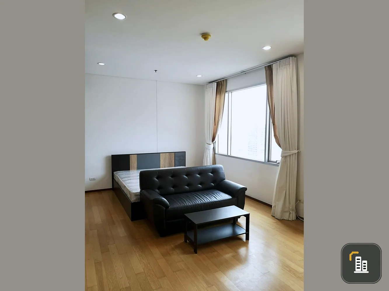 Condo for sale, Villa Sathorn, 22nd floor, south side, built-in furniture. Complete with electrical appliances. Book now.