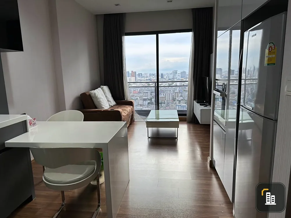 For rent, Ivy Ampio, 27th floor, highest level, very beautiful city view. There is a complete set of furniture. Hurry and reserve now.