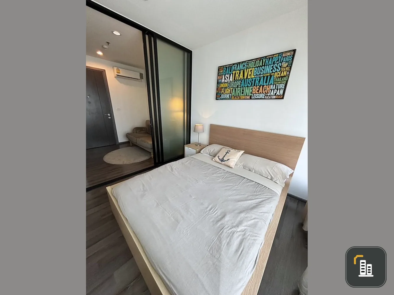For rent: The Base Park East, 5th floor, partition room, comes with complete decoration. If interested, hurry and reserve now. Don't miss it.