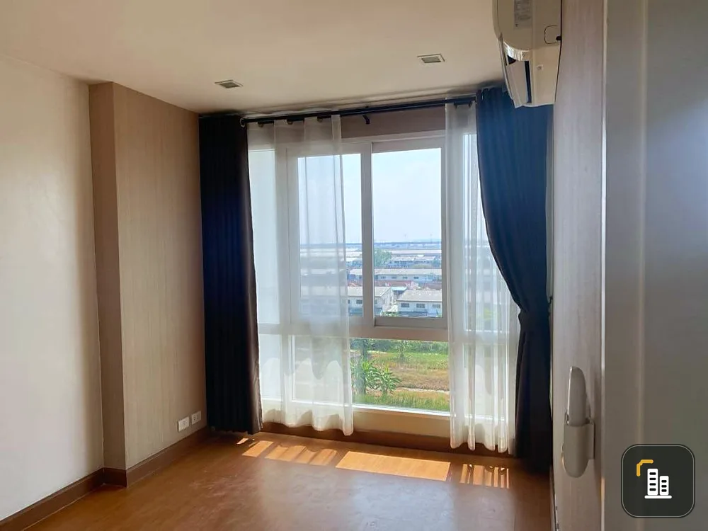 Airlink Residence Romklao for sale. Beautiful patterned wallpaper throughout the room. Empty room. People who like to decorate rooms can't miss it.