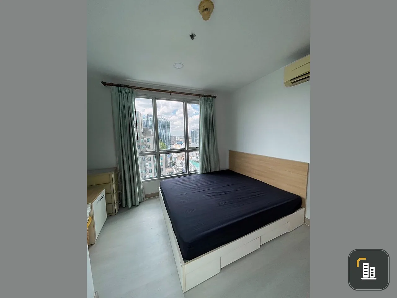 For rent: Life @ Ratchada-Huai Khwang, 2 bedrooms, private corner room, 21st floor, very high, great atmosphere, urgent.