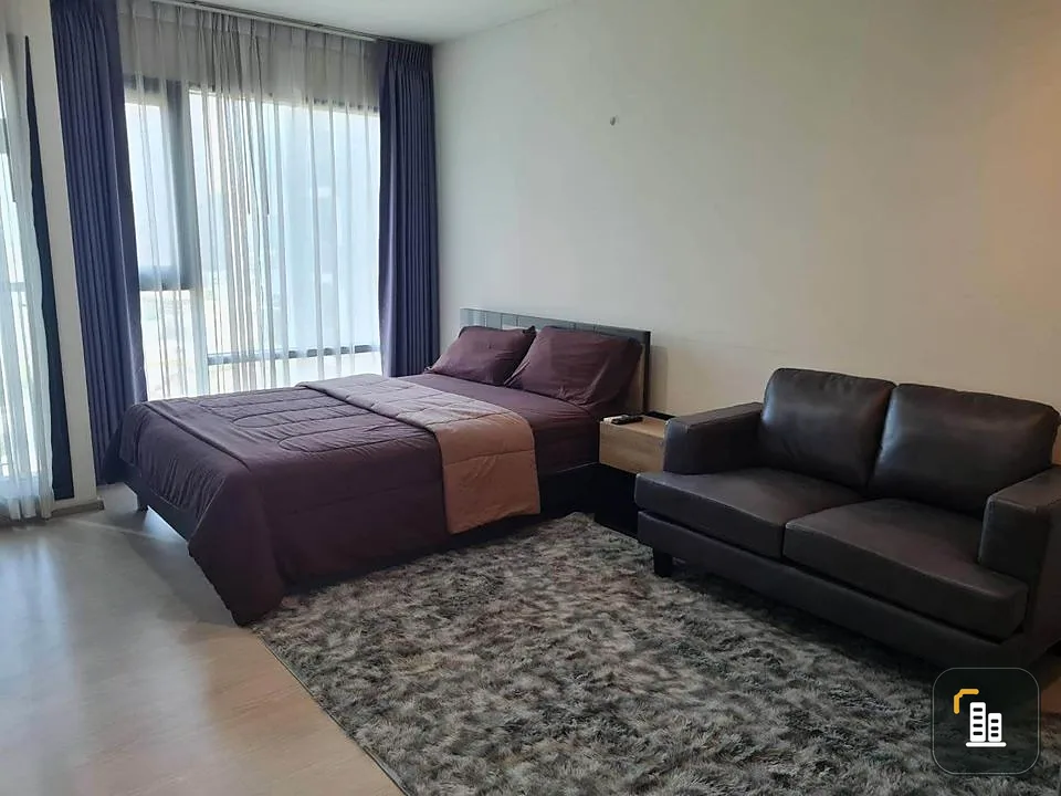 For rent, Rhythm Sukhumvit 36-38, room decorated simply but livable. There is a closet and a very large mirror that must be organized.