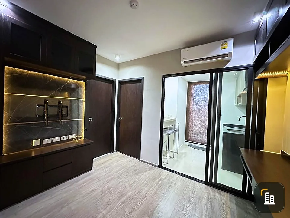 For rent, sale, Lyss Ratchayothin, room ready to move in, top 8th floor, comes with complete amenities, book now.