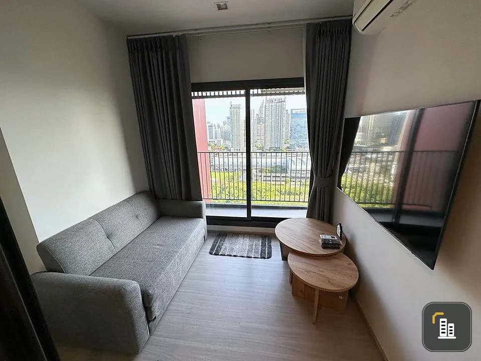 For sale: Life Asoke Hype, high floor, very good breeze. The city view is extremely beautiful. The large bed was comfortable and had to be arranged.