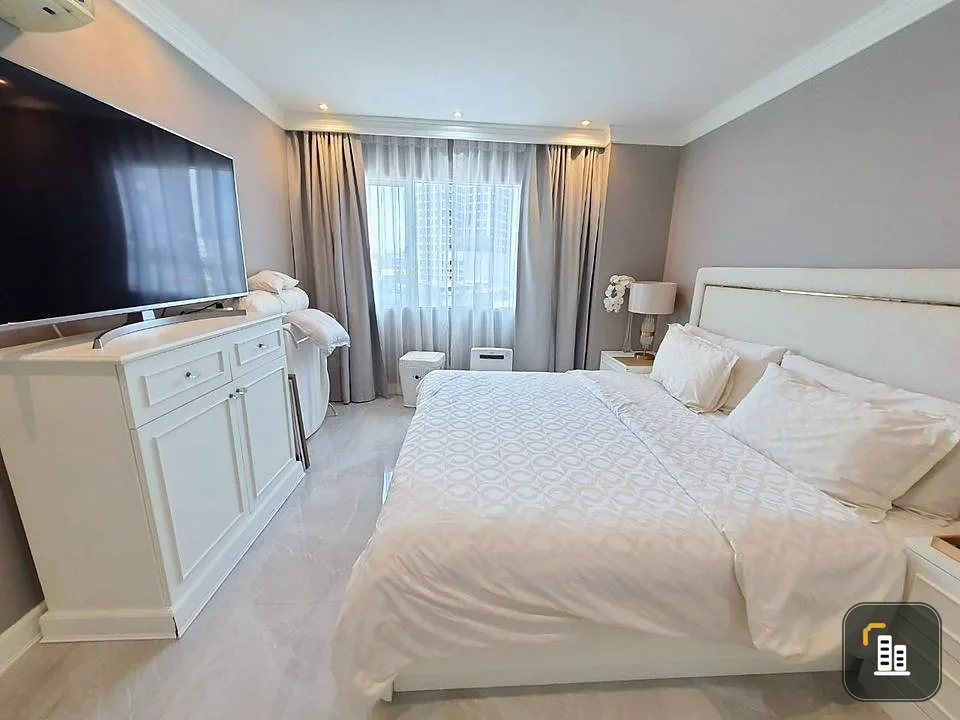 Urgent sale, One Lat Phrao 18, room decorated with built-in white tones, very elegant. The room is not next to anyone, very private. Must reserve now.