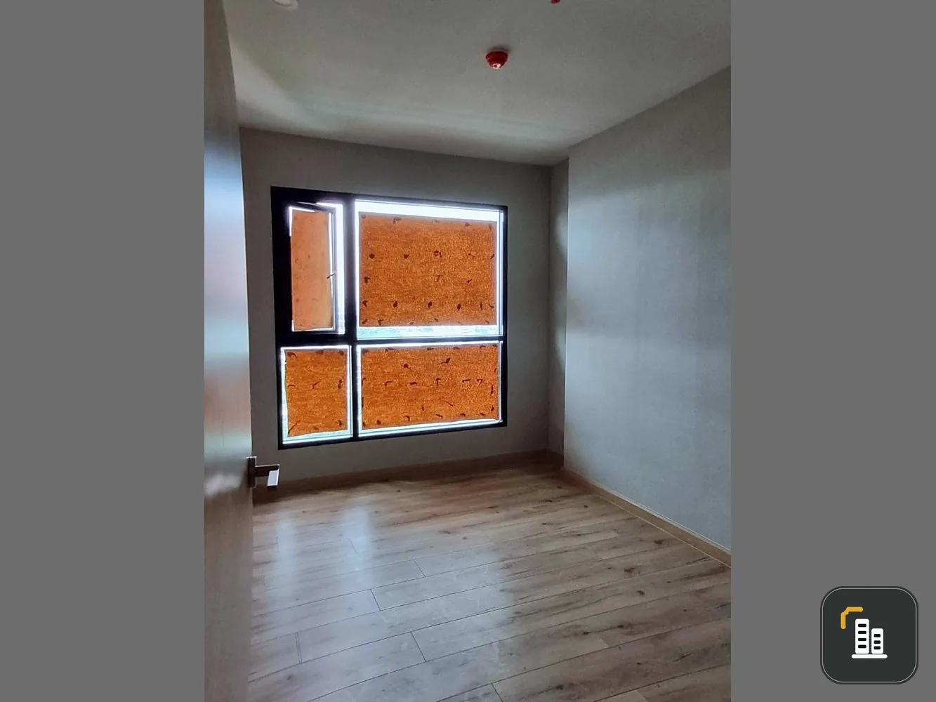 For sale: Brix Condominium, swimming pool view. and a view of Rama VIII Bridge. Empty rooms. People who like to decorate rooms can't miss this.