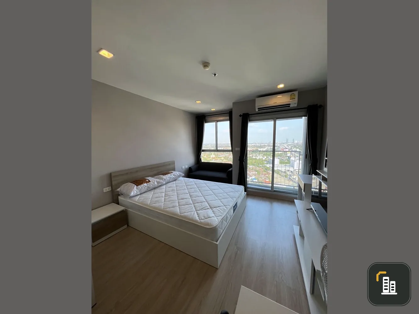 For sale: Casa Condo Bang Yai, 33rd floor, comes with furniture. Complete with electrical appliances. Book now, don't miss out.