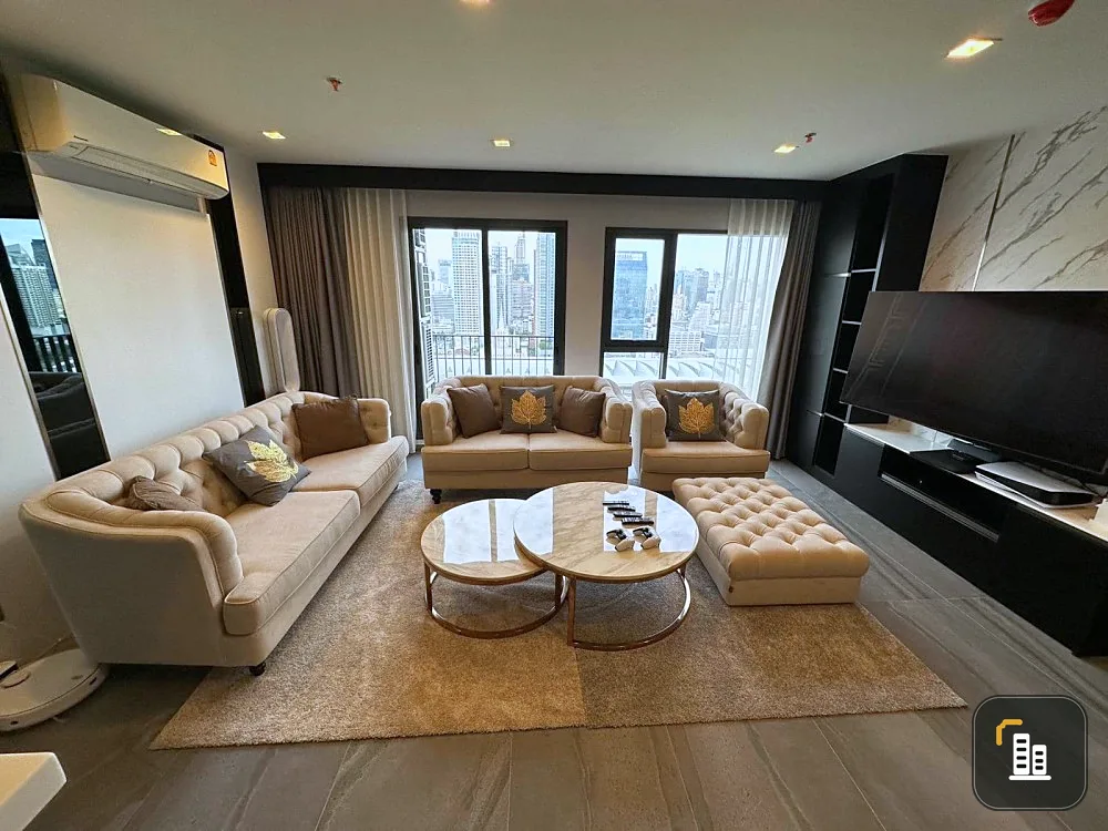 For sale: Life Asoke Hype, premium corner room. Decorated with a luxurious marble pattern. The furniture must not be of good quality. Move now.