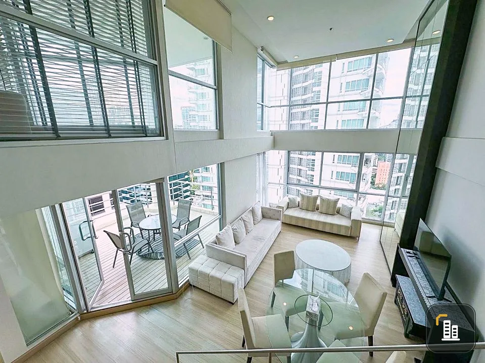 For rent, The Ratchadamri, Duplex room, spacious, high ceilings, airy. Decorated in a minimalist, white, clean style, you need to organize it.