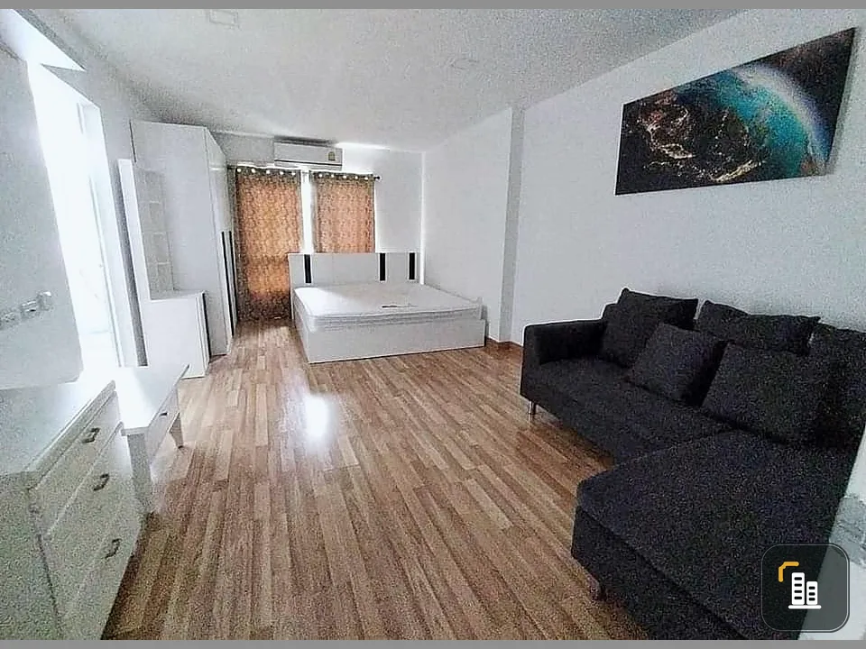 For sale,reny The One Plus Srinakarin. Wide sofa, very comfortable to sit on. Complete with all amenities, all in one place.