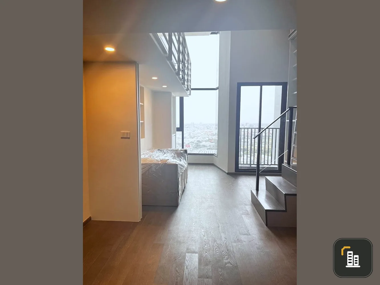 Luxury duplex condo for sale in the heart of the city at Condo Park Origin Ratchathewi, complete in one place. Hurry and reserve before you miss out.