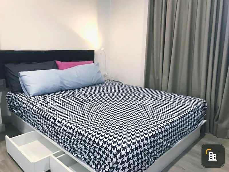 For rent, The Link Vano Sukhumvit 64, room decorated in white-gray tones. Very much tone control There is a built-in wardrobe. Book now.