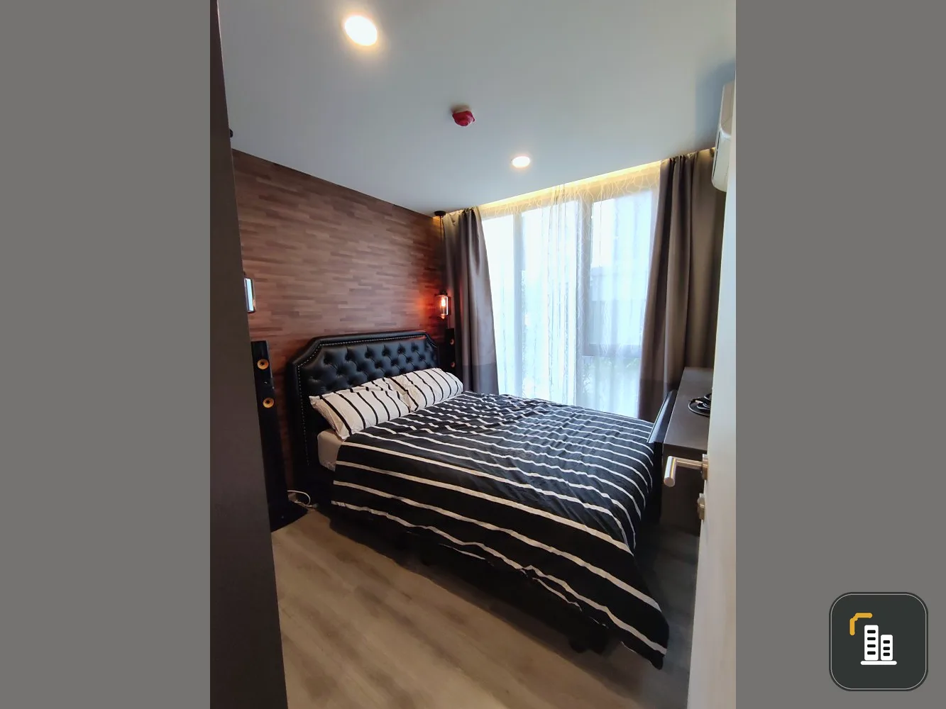 For sale: The Urban Attitude Bearing, 14 rooms, pleasantly decorated. Install wallpaper throughout the room. You can reserve first, get it first.