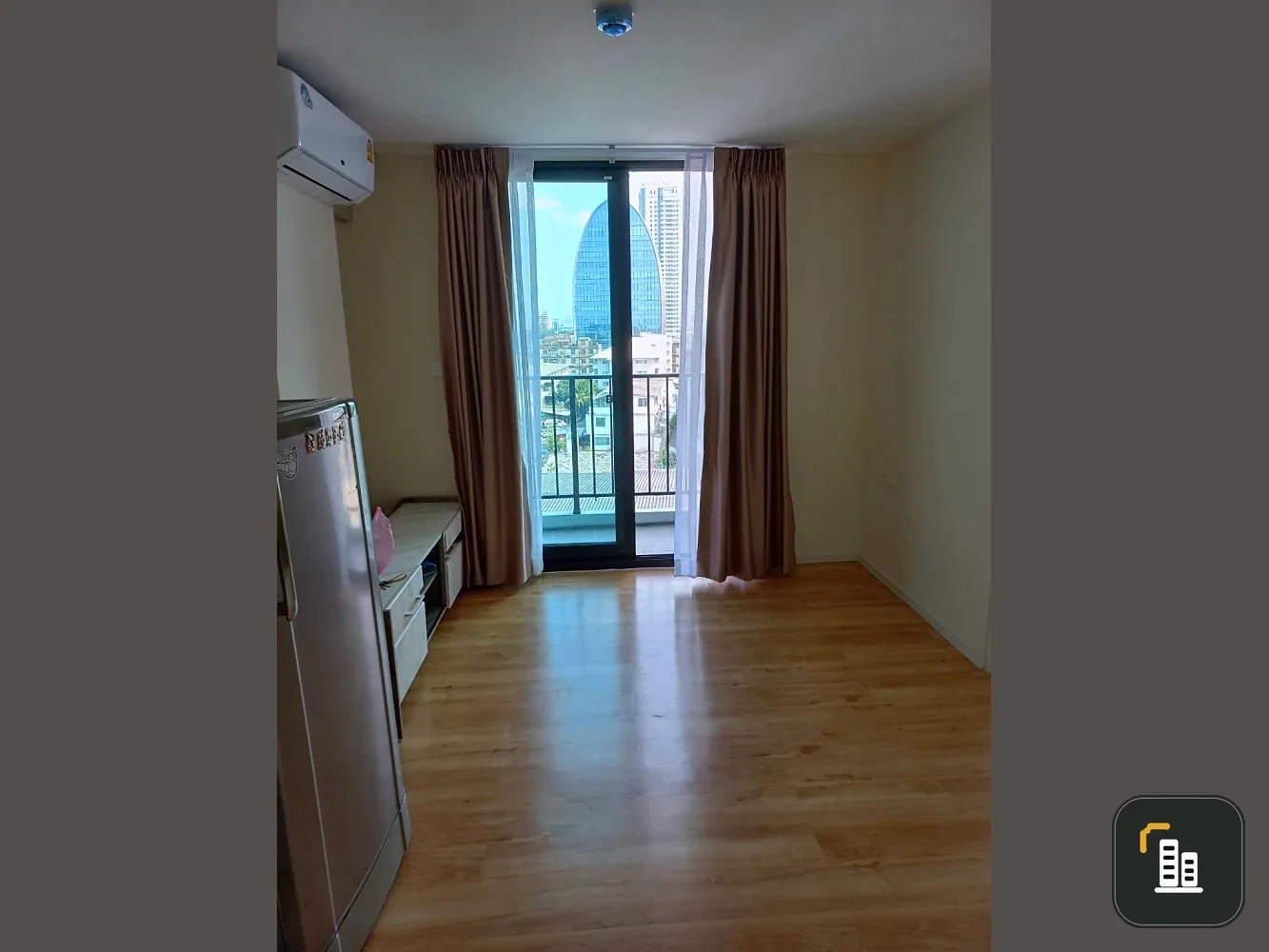 For sale: Modern Condo Bang Phlat-Charan 79, furniture and electrical appliances ready. High views are great. Book now.