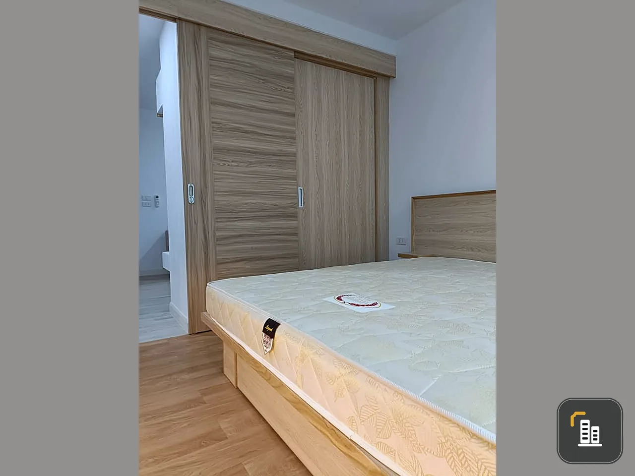 For rent, V Condo Salaya, spacious room, comfortable. The corner room is private. There's a washing machine and dryer.