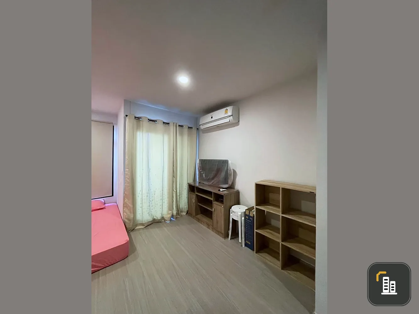 For sale: Aspire Asoke-Ratchada, very good location, close to the BTS, convenient to travel. Full of amenities, worth booking.