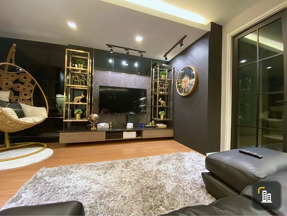 For sale or rent, Parque Phutthabucha 48, luxuriously decorated rooms. Comes with a leather sofa. The big one is very comfortable to sit on. First com