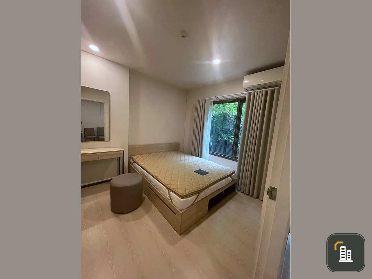 For rent, Phyll Phahol 34, 2nd floor, beautiful garden view, well decorated Buit-In, if interested, can move in now.