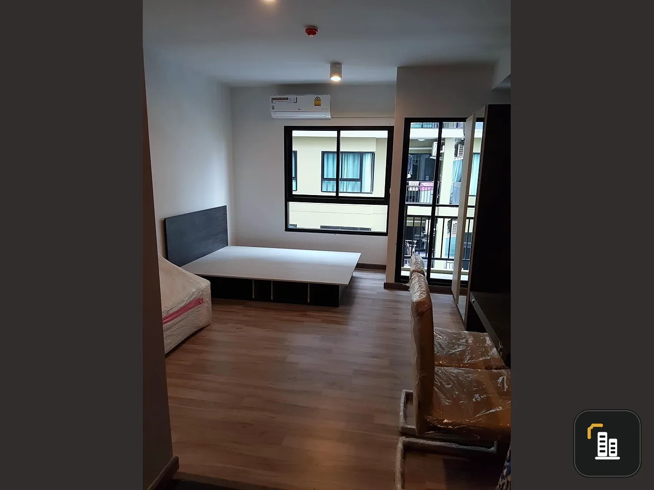 For sale: Estabe Phahonyothin 18, corner room next to the elevator. The room is clean and very nice. Interested in becoming an owner? Reserve now.