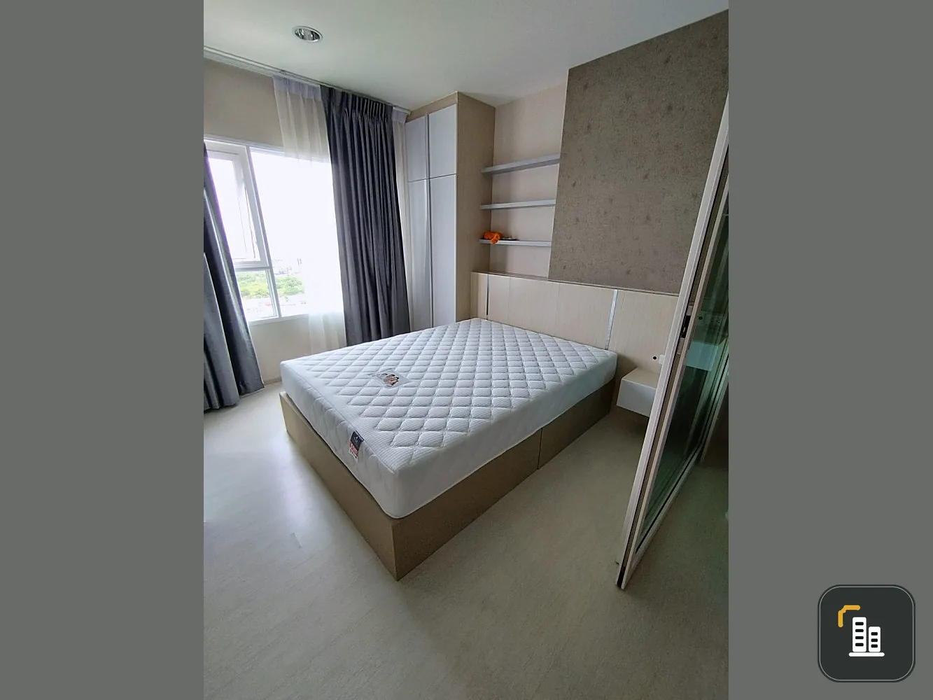 For sale: Aspire Erawan condo, high floor, separate room, fully furnished, beautiful built-in, if you don't reserve, you'll miss out.