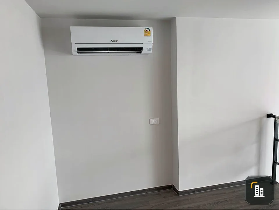 For rent, Ideo Chula Samyan, high ceiling room, wide and airy, heavily decorated with built-ins. There is a big screen TV in full view. Reserve quickl
