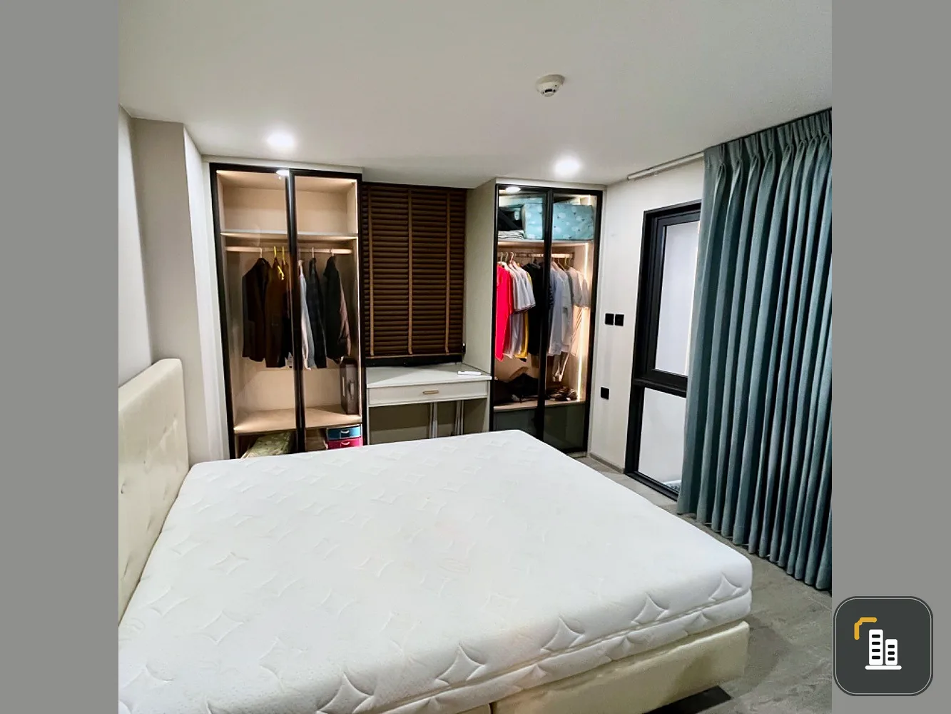 For rent: Cooper Siam, 7th floor, spacious room, comes with complete furniture and electrical appliances. Book now, don't wait.