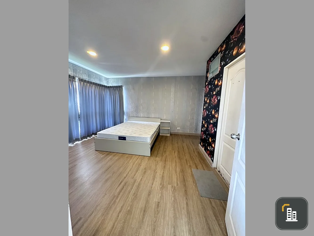 For rent: The Seasons Srinakarin, corner room, beautiful view, wind blowing through all day. There's a washing machine, so grab it now.
