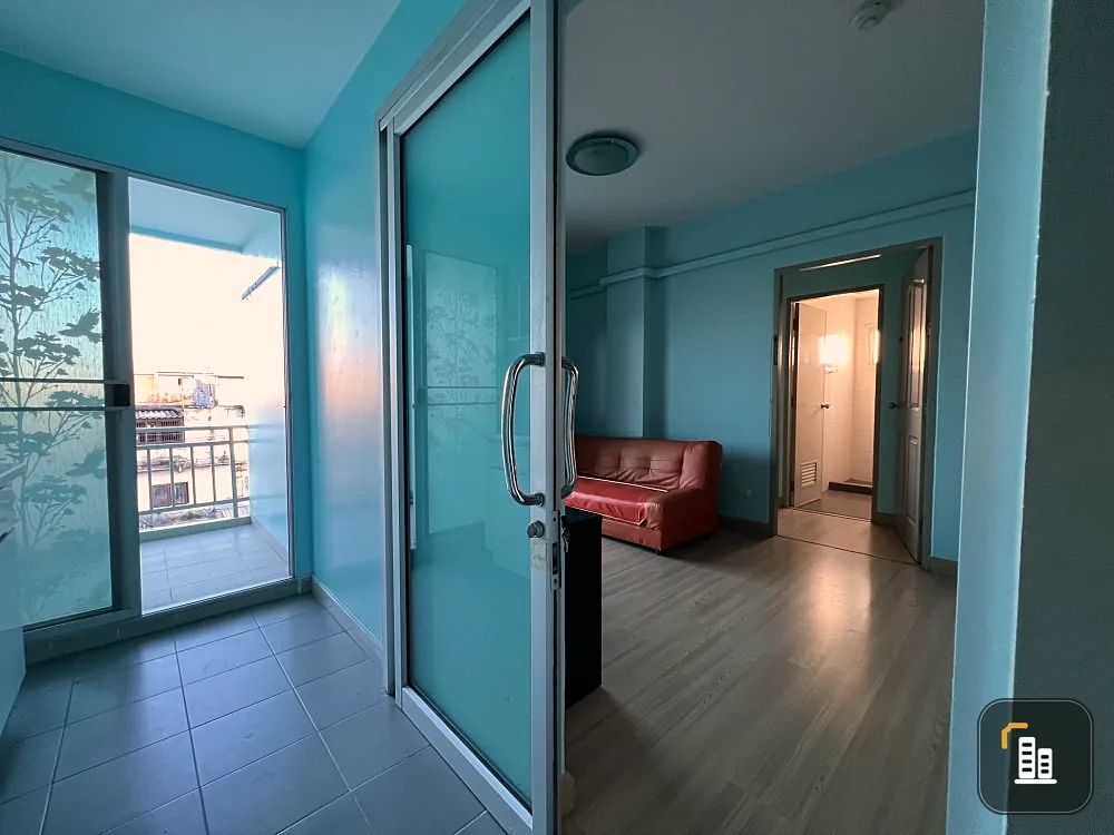 For rent: The Kit Sukhumvit 113, 4th floor, corner room, very private, convenient travel, very spacious room, book now.