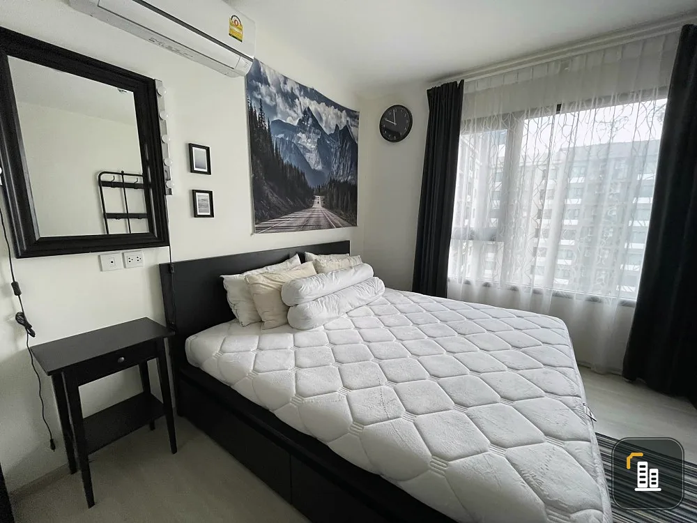 For rent: Life Asoke, clean room, comfortable to the eyes, decorated in a very cool tone, so nice to live in. If you don't book, you'll miss out.
