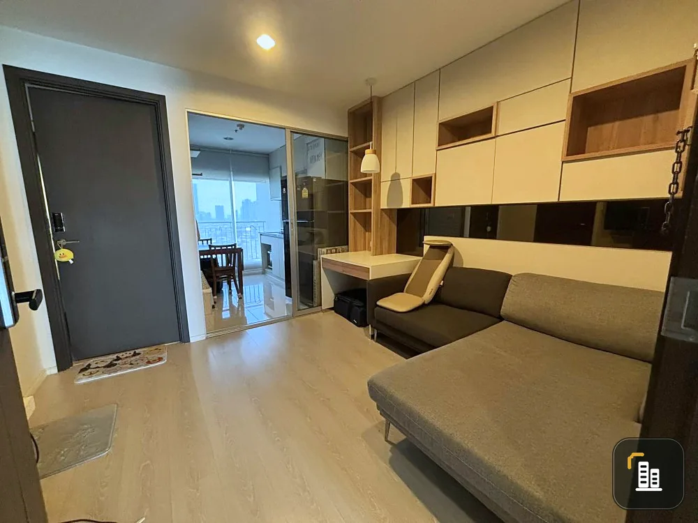 For sale, for rent, Rhythm Sathorn Narathiwas, 17th floor, Mahanakhon building view, room decorated with built-in furniture, don't miss it.