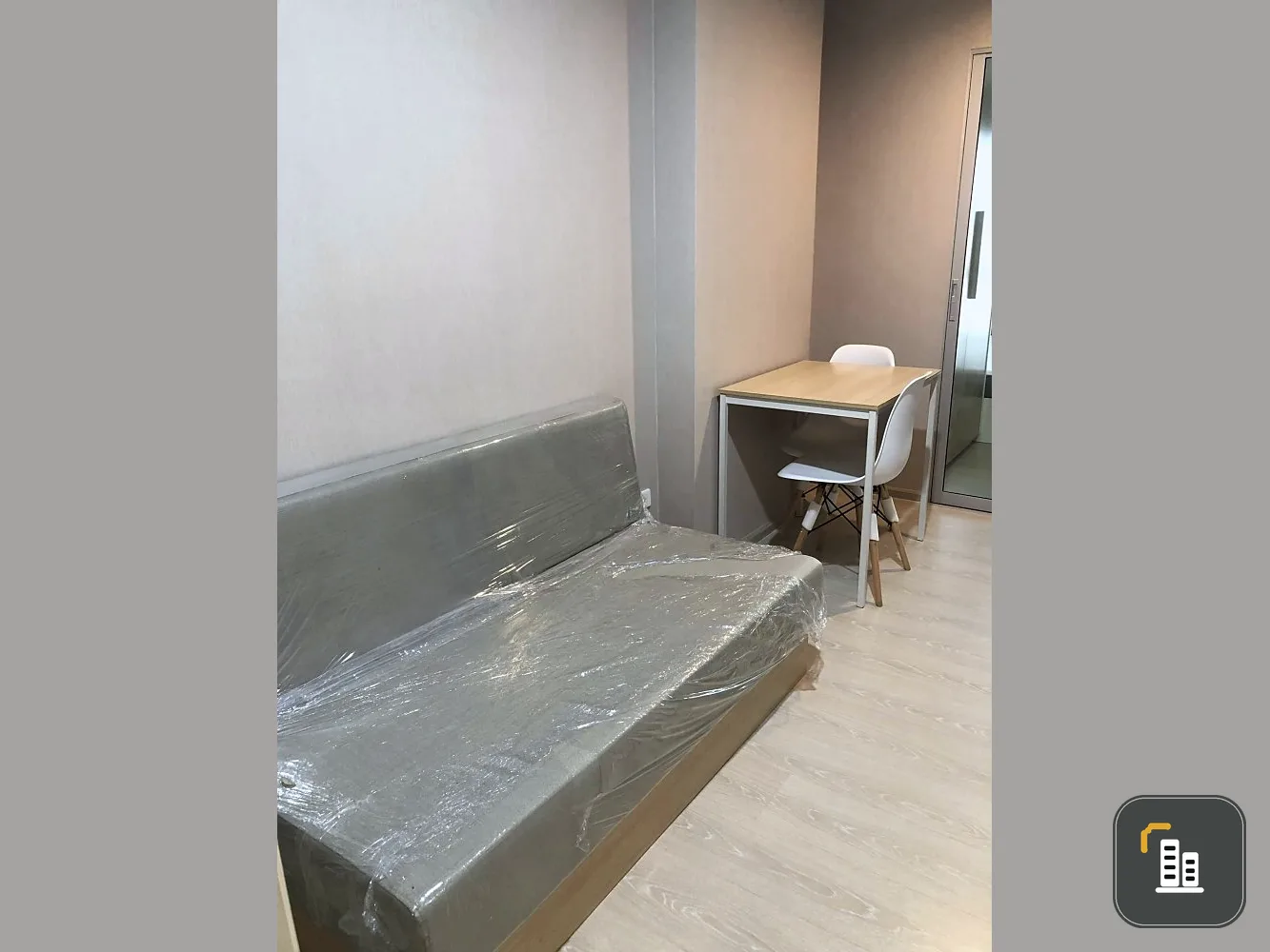For sale: The Kit Plus Phahon Yothin-Khu Khot, with quality wallpaper throughout the room, including electrical appliances ready for use, reserve now