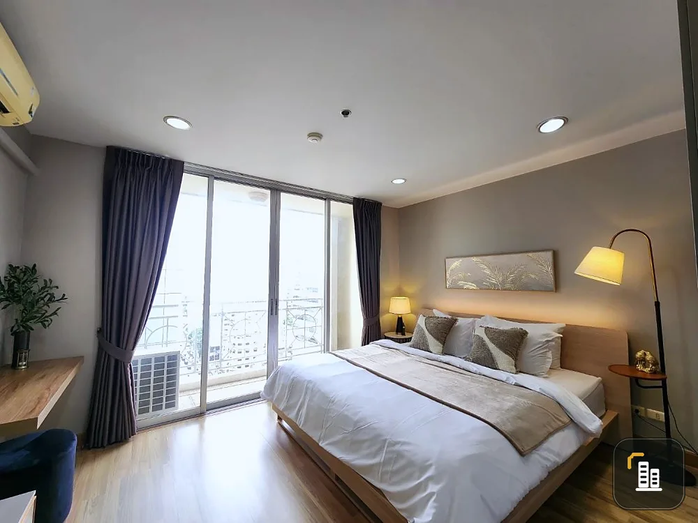 For rent!! Condo Asoke Place, 18th floor, full furniture + electrical appliances, ready to move in. Don't miss it!!