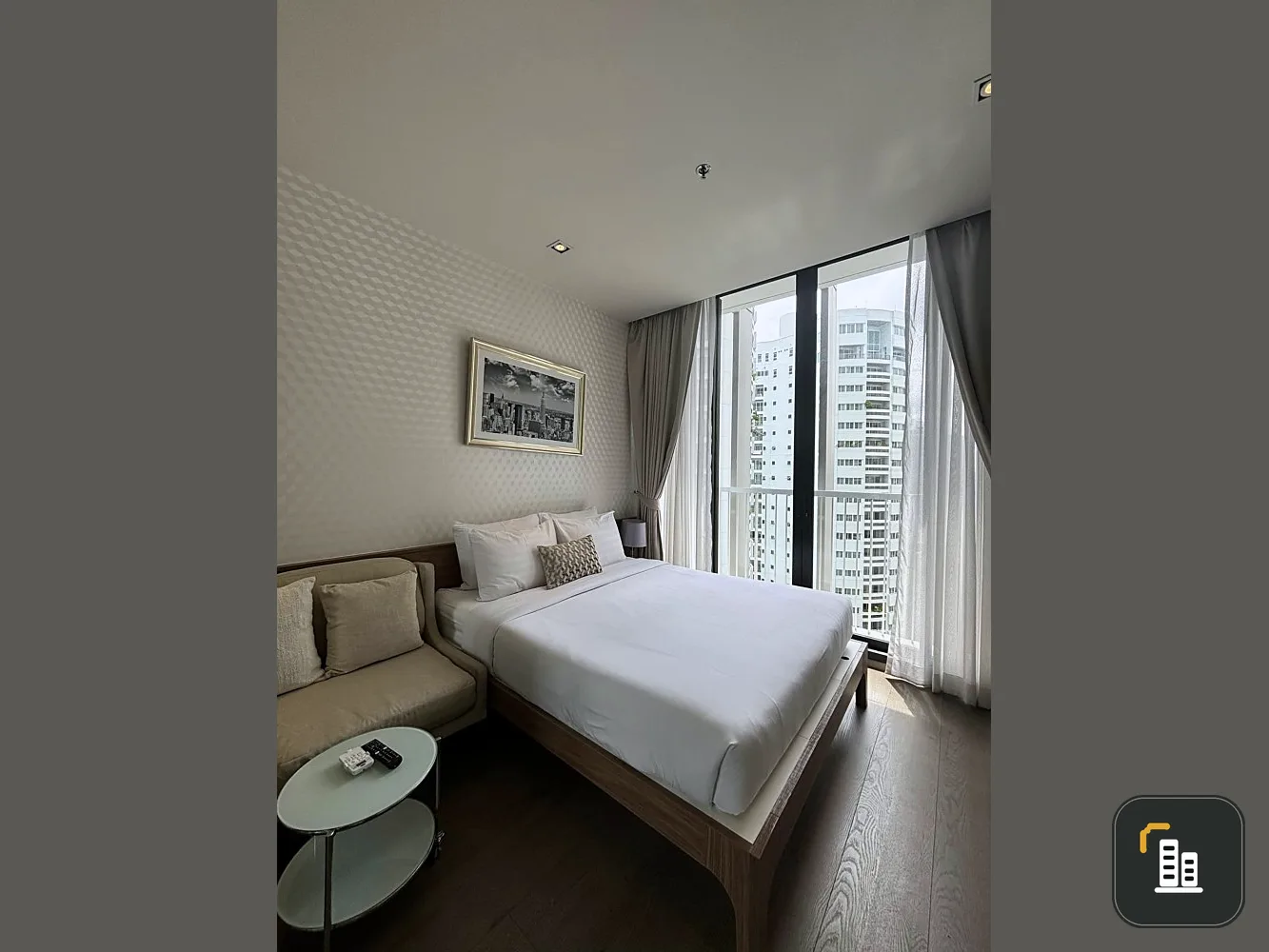For rent: Park 24 Origin Phrom Phong, with beautiful wallpaper, fully decorated with built-ins throughout the room, very worth booking.