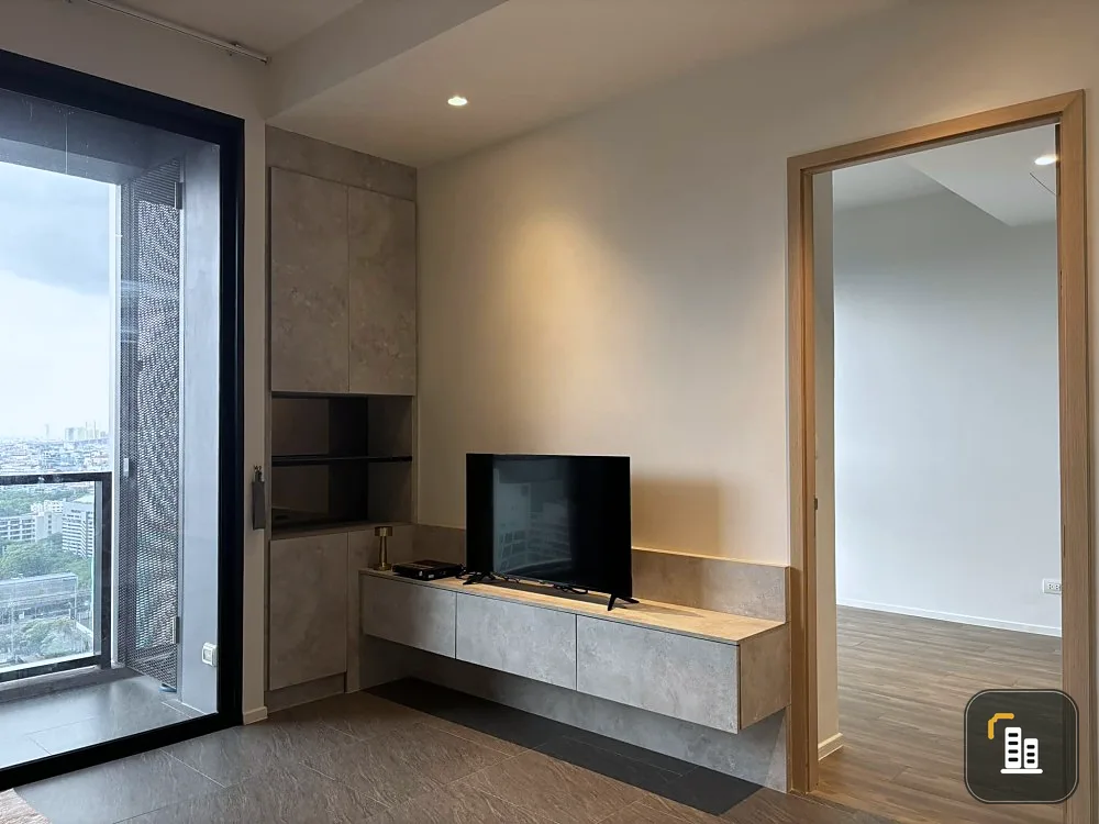 For sale: The Loft Silom, 21st floor, very high, view of Sathorn side, room is not hot, spacious, comfortable, can't miss booking.