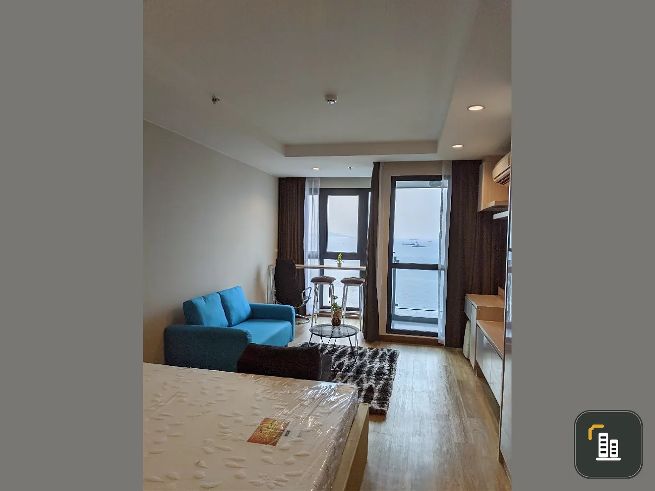 Condo for sale, Ladda Plus Sriracha, spacious studio room with big screen TV. Movie lovers, don't miss out. Book now.