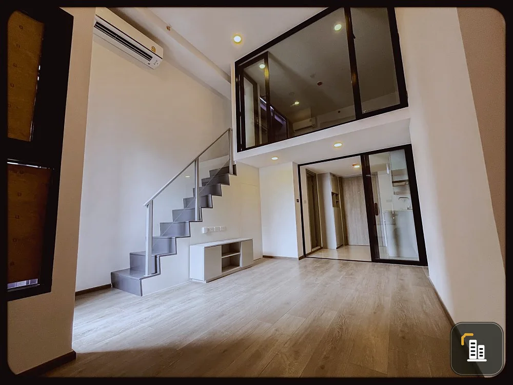 For sale: Soho Bangkok Ratchada, high ceiling, airy and comfortable, facing north, no sun, not hot all day, must book now.
