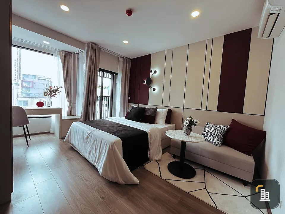 For sale/rent: Soho Bangkok Ratchada, fully furnished with built-in furniture throughout, facing north, cool all day long. Hurry and book now!