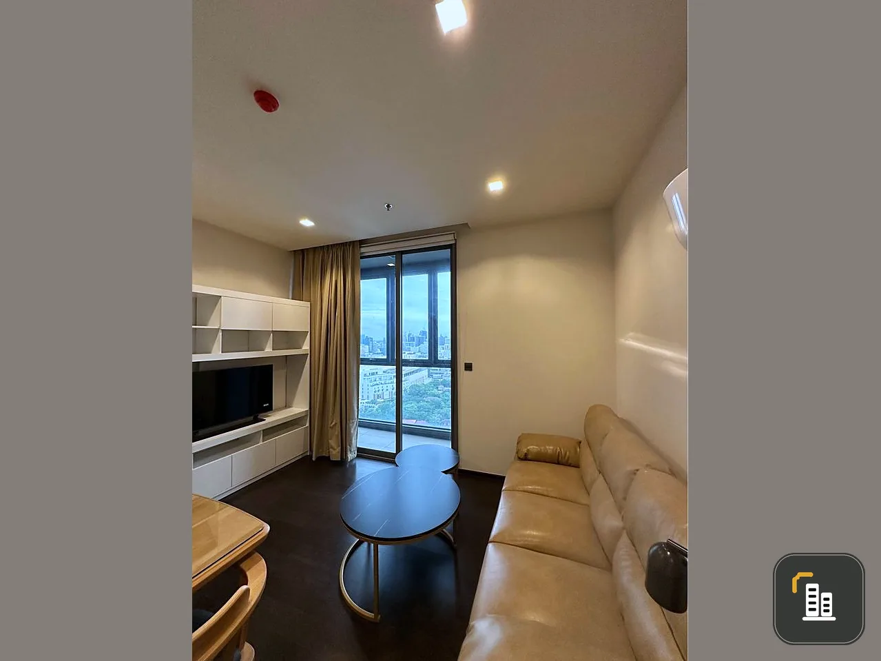 For rent, The Line Ratchawithi, 34th floor, very high, very windy, has a large sofa, very comfortable to sit on, don't miss it.